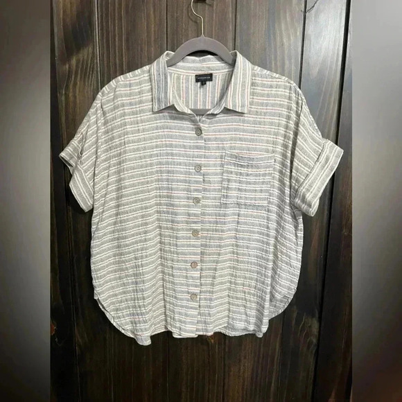 Women’s Buckle Black Striped Shirt. Size: Medium - Picture 4 of 13